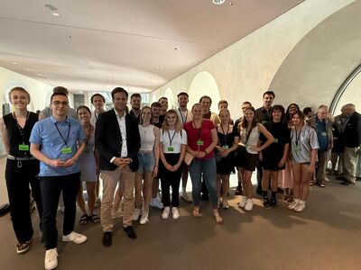 Gruppenbild der Teilnehmenden JUSOS KA- Land im Reichstag mit Parsa Marvi MdB